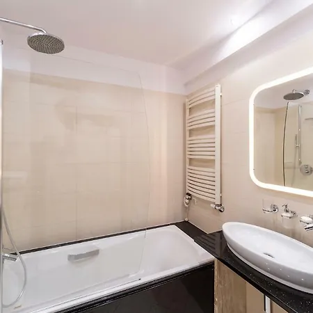 Beachfront Haga With Free Parking By Renters Σόποτ